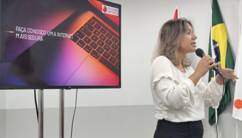 Sandra Vilela, advogada e aluna da Faculdade IBPTECH, ministrando uma palestra em uma escola de Florianópolis, em 2023.